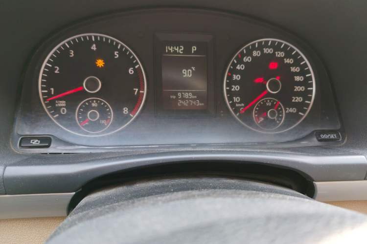 Used Volkswagen Touran 2011 1.4T DSG Zhiya Edition 5 Seats Odometer Close Up