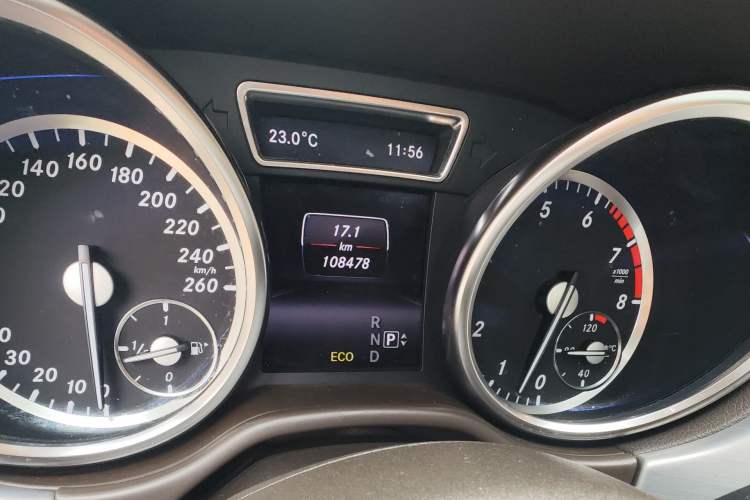 Used Mercedes-Benz M-Class 2014 ML 320 4MATIC Odometer Close Up