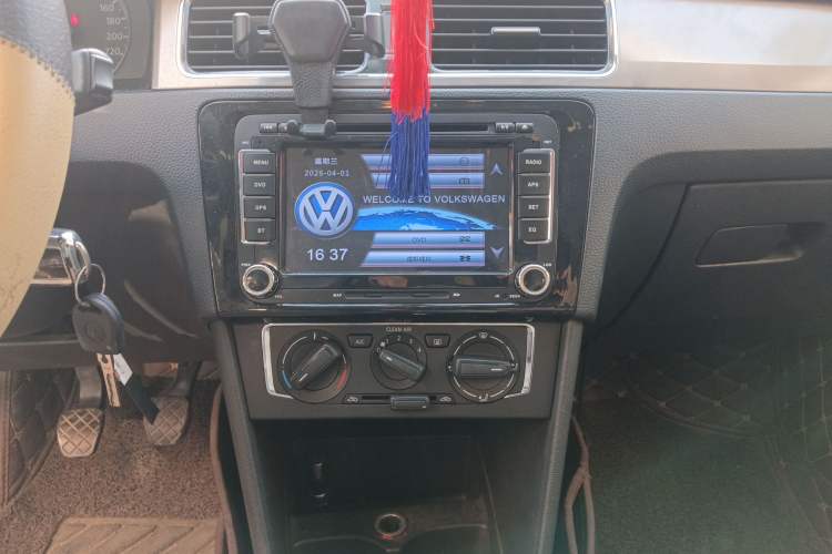 Used Volkswagen Santana 2015 1.6L Manual Comfort Edition Audio And AC Panel