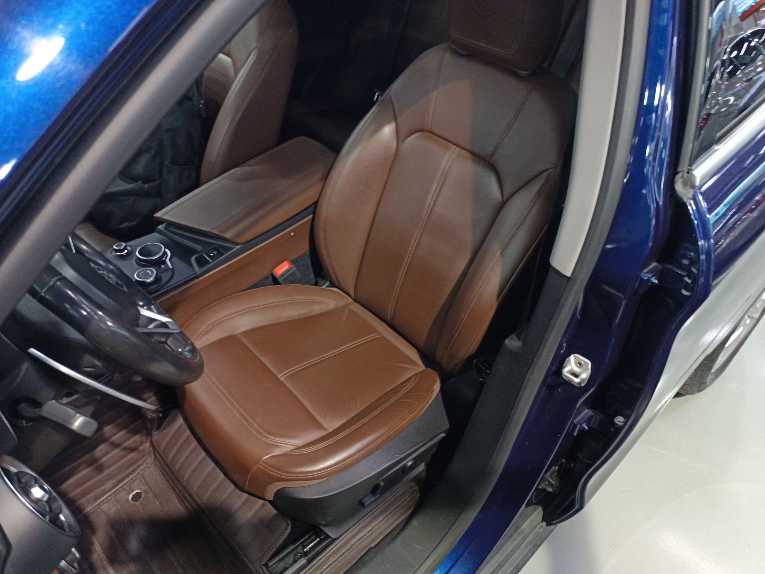 Переднее сиденье в автомобиле