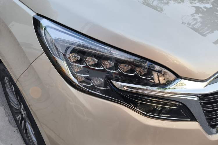 Used Buick GL8 2021 ES Landtrek 653T Smart Luxury Model Right Front Headlight