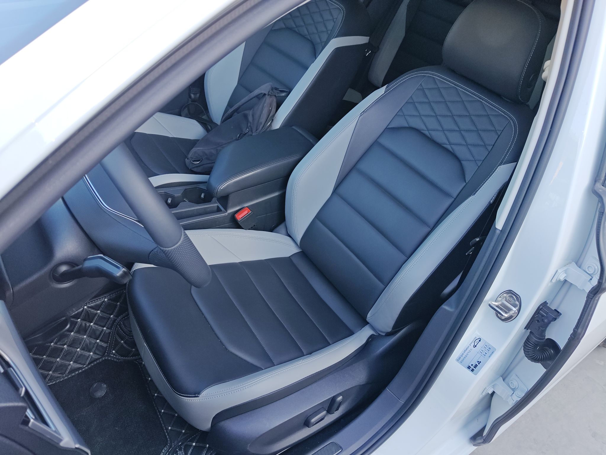 المقاعد الأمامية داخل السيارة