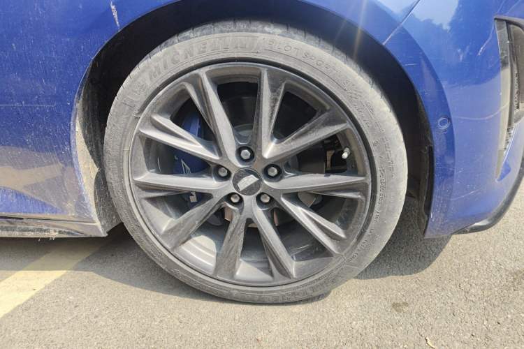 Used Cadillac CT5 2020 Revised 28T Platinum Sport Edition Right Front Wheel Hub