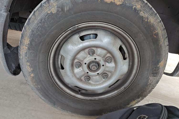 Used JMC Fushun 2023 2.0T Automatic Short-Wheelbase Low-Roof Commercial & Multi-Purpose Passenger Vehicle 6-Seater with Dual-Opening Tailgate
