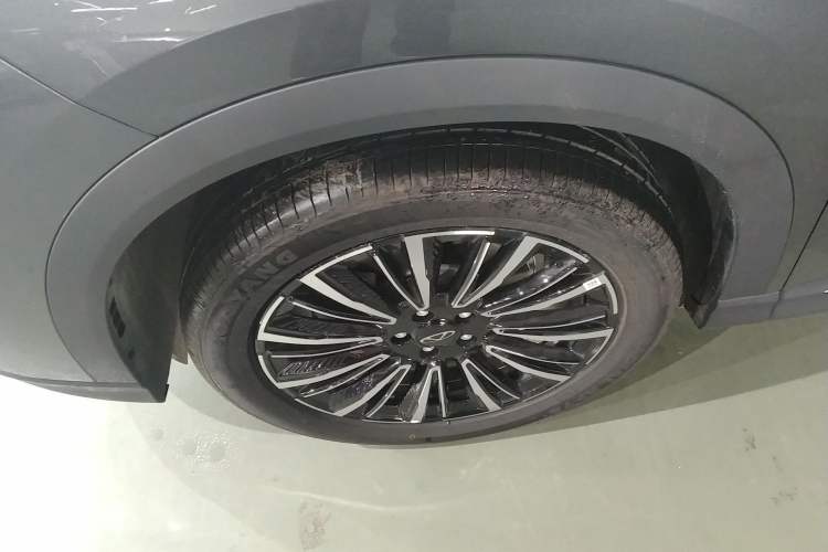 Used Chery Tiggo 8 2026 Model, 5th Generation Tiger Model, Kunpeng 1.6T Automatic Flagship Version Left Front Wheel Hub