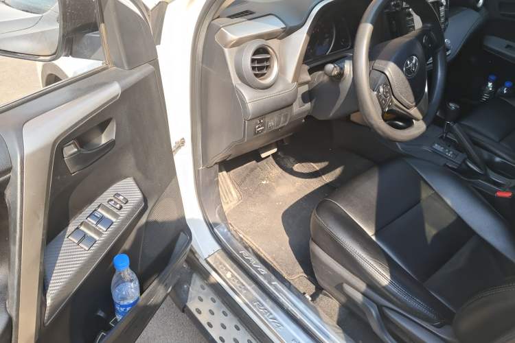 Used Toyota RAV4 2015 2.0L CVT Two-Wheel Drive Fashion Edition
