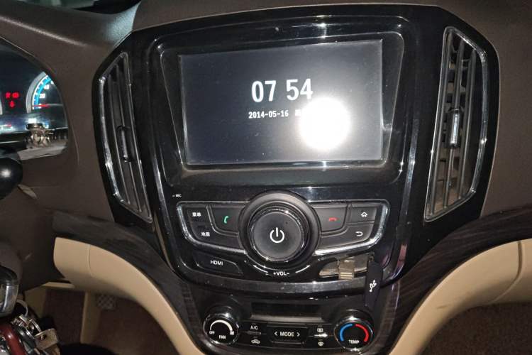 Used Baojun 730 2015 1.8L Manual Luxury Navigation ESP Version 7-seater
