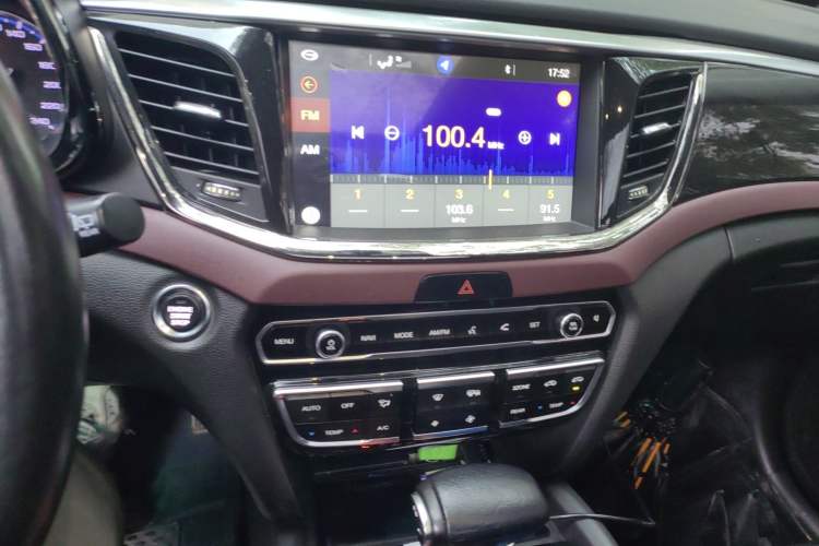 Used GAC Trumpchi GS8 2017 320T Four-Wheel Drive Luxury Smart Connectivity Version (7 Seats) Audio And AC Panel