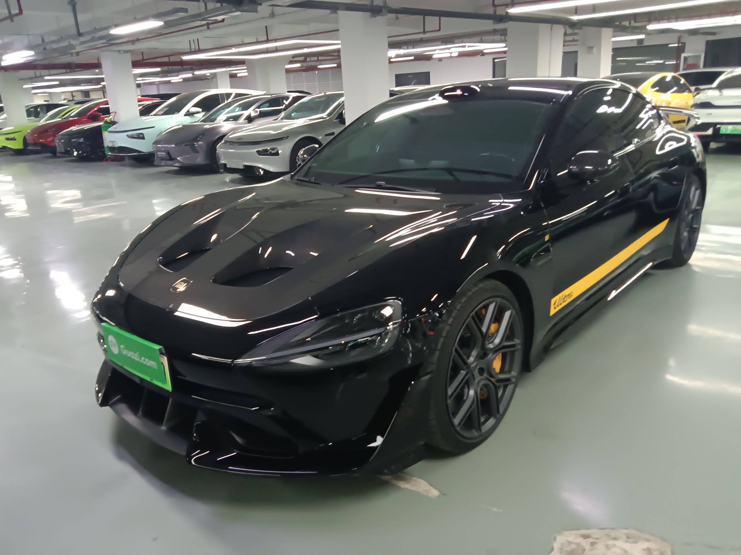 تحت مقدمة السيارة