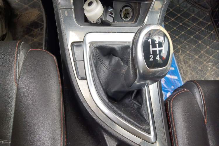 Used Brilliance H530 2014 1.6L Manual Comfort Model Gear Lever