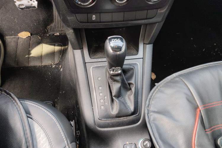 Used Skoda Yeti 2017 TSI280 DSG Advanced Edition Gear Lever