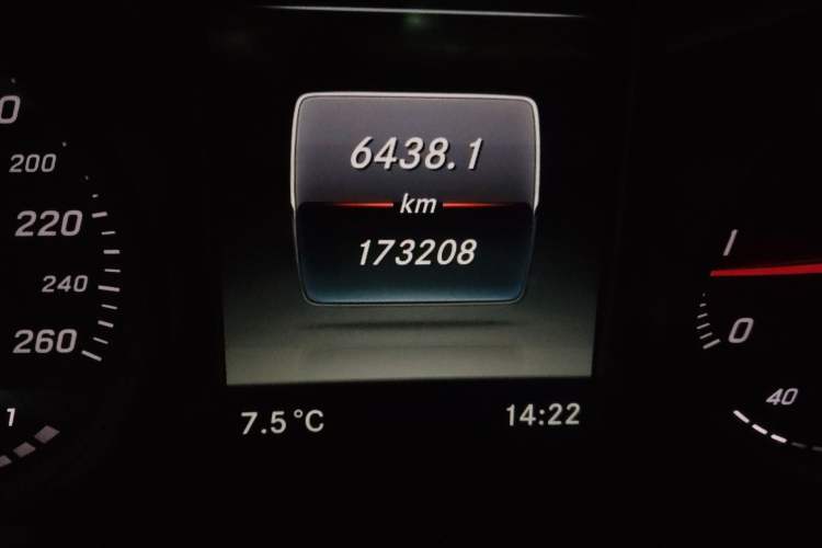 Used Mercedes-Benz V-Class 2017 V 260 Prestige Edition Odometer Close Up