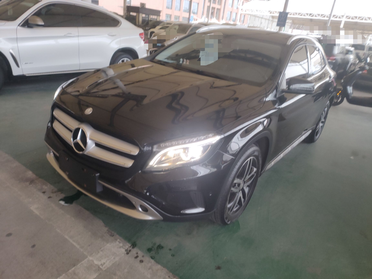 Под передней частью автомобиля