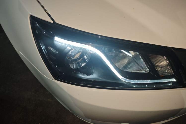 Used Geely Auto Emgrand 2016 Sedan 1.5L CVT Upward Version
