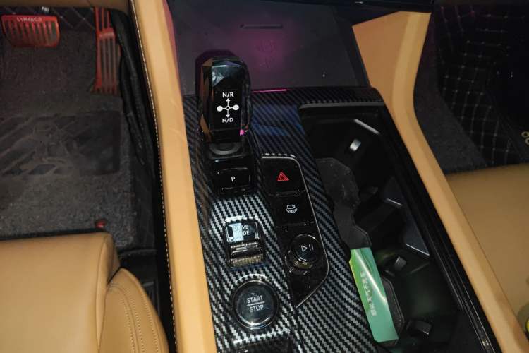 Used Lynk & Co 09 2021 2.0T Halo Six-Seater
