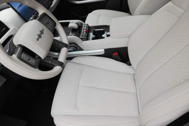 Used Formula Leopard Titanium 3 2025 501KM All-Wheel Drive Intelligent Driving Ultra Version Left Front Seat