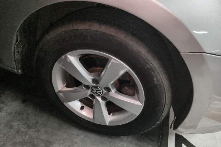 Used Volkswagen Lavida 2013 Revised Classic 1.6L Automatic Fashion Edition Right Front Wheel Hub