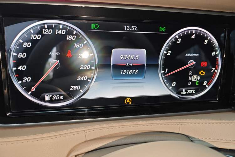 Used Mercedes-Benz S-Class 2014 S 320 L Business Model Odometer Close Up