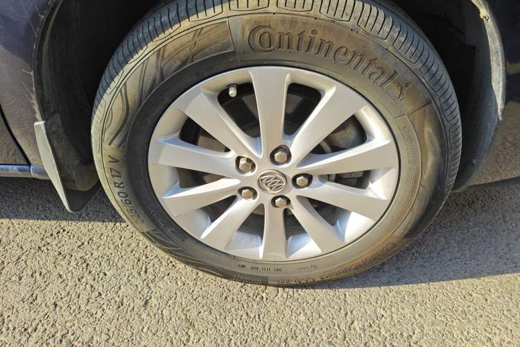 Used Buick GL8 2011 2.4L LT Executive Edition Right Front Wheel Hub