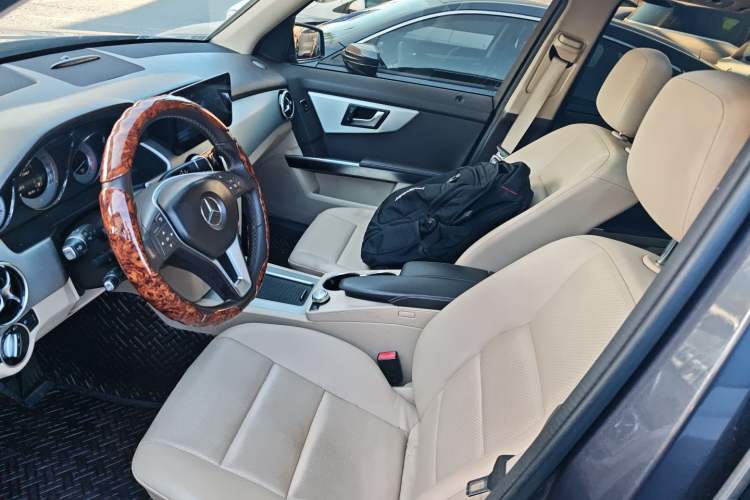 Used Mercedes-Benz GLK-Class 2013 GLK 300 4MATIC Dynamic Sunroof Model