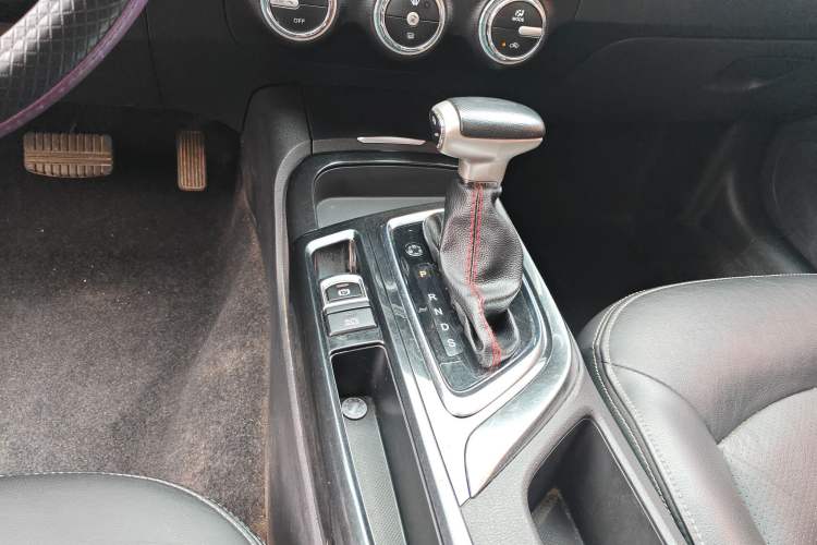 Used GAC Trumpchi GA6 2016 235T DCT Elite Edition Gear Lever