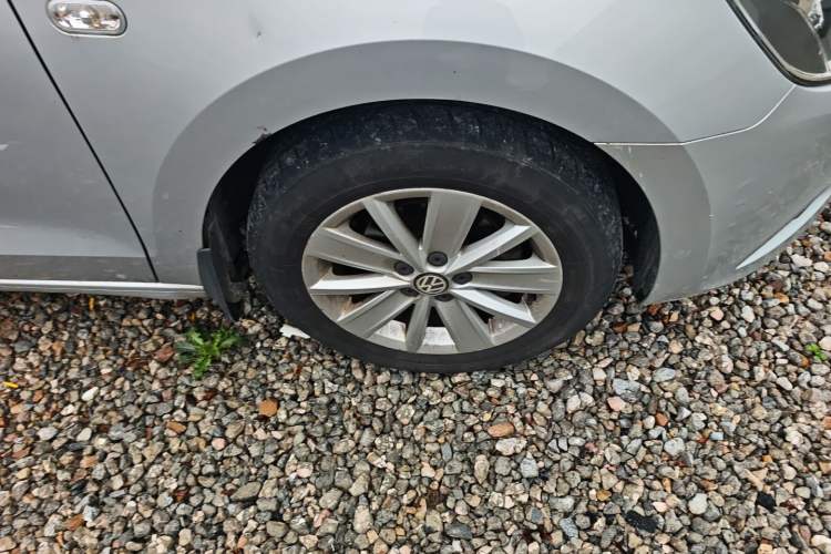 Used Volkswagen Jetta 2015 Value Edition 1.6L Automatic Comfort Version Right Front Wheel Hub