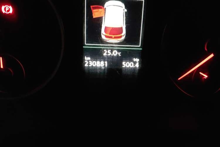 Used Volkswagen Tiguan 2015 1.8TSI Automatic Two-Wheel Drive Luxury Model Odometer Close Up