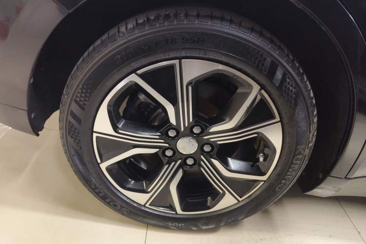 Used Hongqi E-QM5 2021 Charging Version Flagship Edition Right Rear Wheel Hub