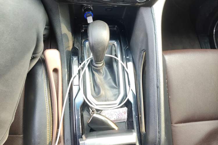 Used JMC Yusheng S350 2016 2.4T Automatic 4x4 Diesel Luxury 5-Seater Gear Lever