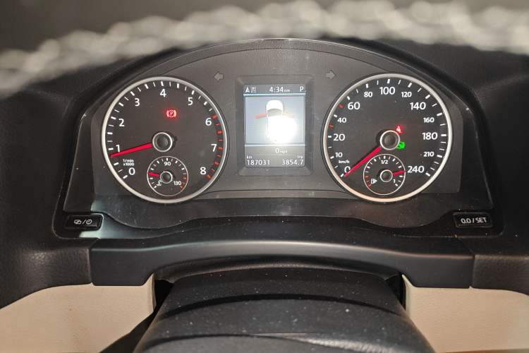 Used Volkswagen Tiguan 2013 1.8TSI Automatic Two-Wheel Drive Luxury Model Odometer Close Up