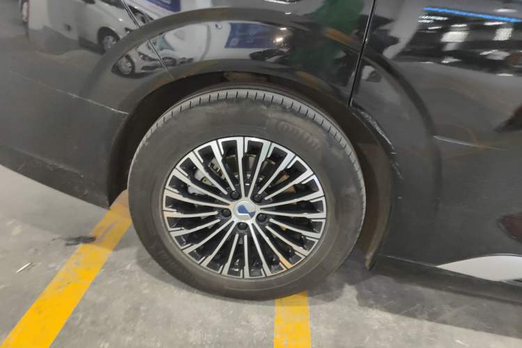 Used Denza D9 2022 DM-i 970 Four-Wheel Drive Prestige Model Right Rear Wheel Hub