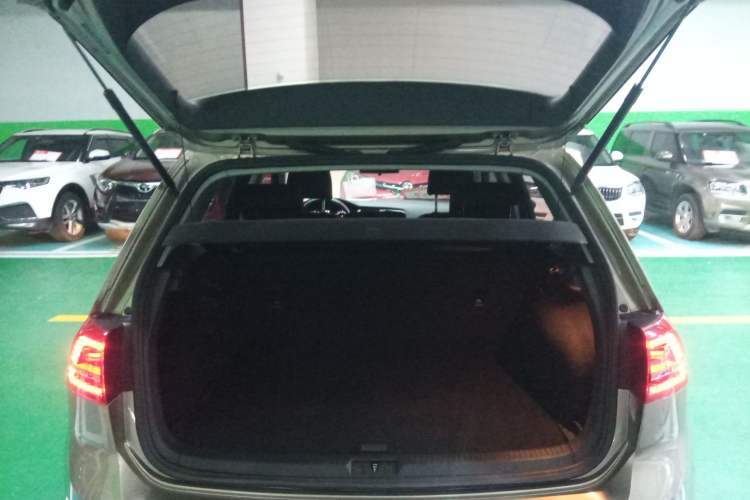 Used Volkswagen Golf 2014 1.6L Manual Fashion Edition
