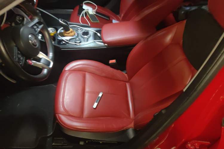 Used Alfa Romeo Giulia 2020 2.0T 280HP Midnight Phantom Limited Edition Driver Seat