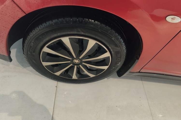 Used Venucia R50 2013 1.6L Automatic Fashion Edition Left Front Wheel Hub