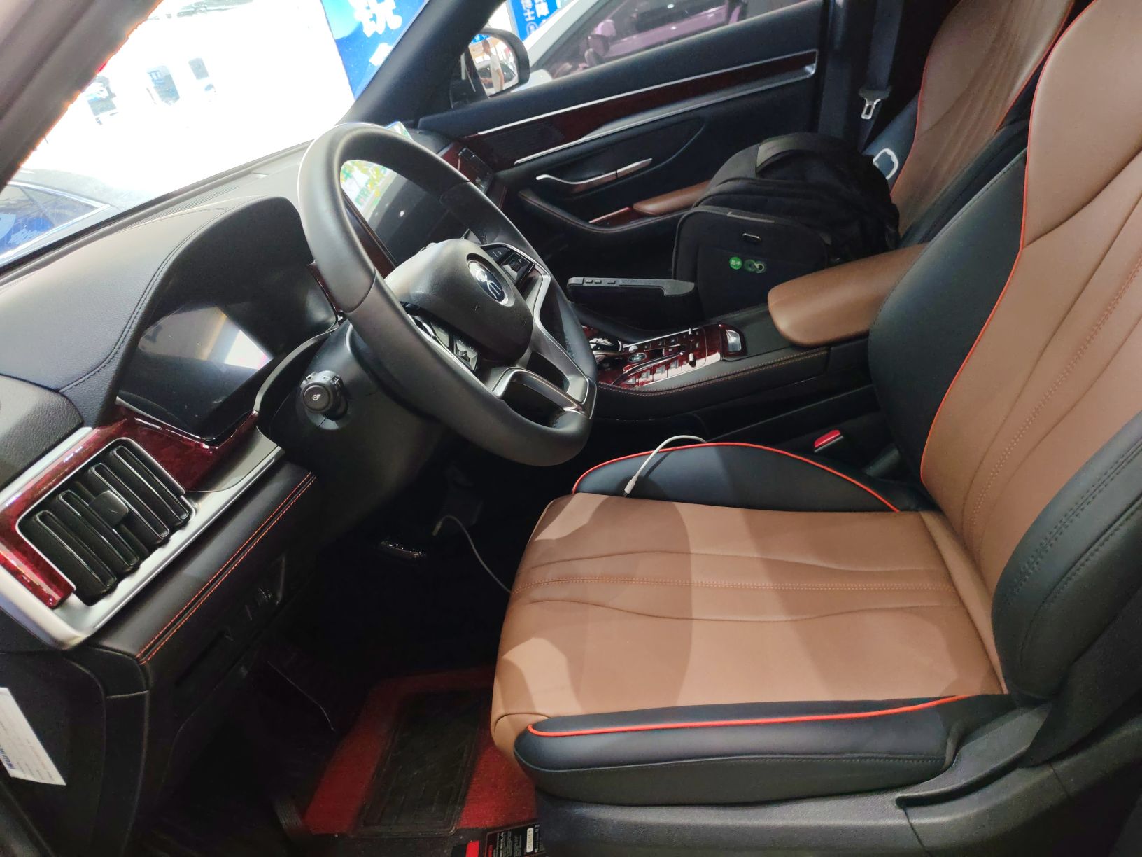 المقاعد الأمامية داخل السيارة