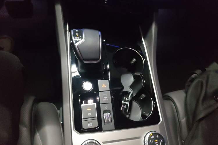 Used Volkswagen Touareg 2023 3.0 TSI Luxury Edition Obsidian Black Sport Package Gear Lever