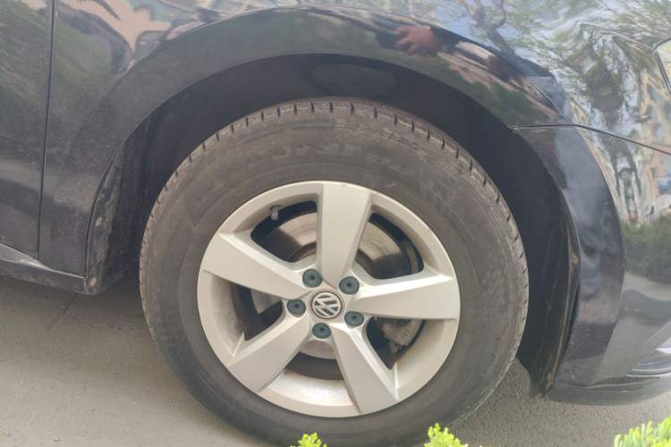 Used Volkswagen Lavida 2015 1.6L Automatic Fashion Edition Right Front Wheel Hub