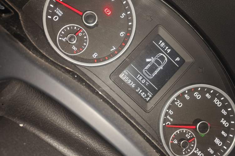 Used Volkswagen Tiguan 2015 1.8TSI Automatic Two-Wheel Drive Trend Edition Odometer Close Up