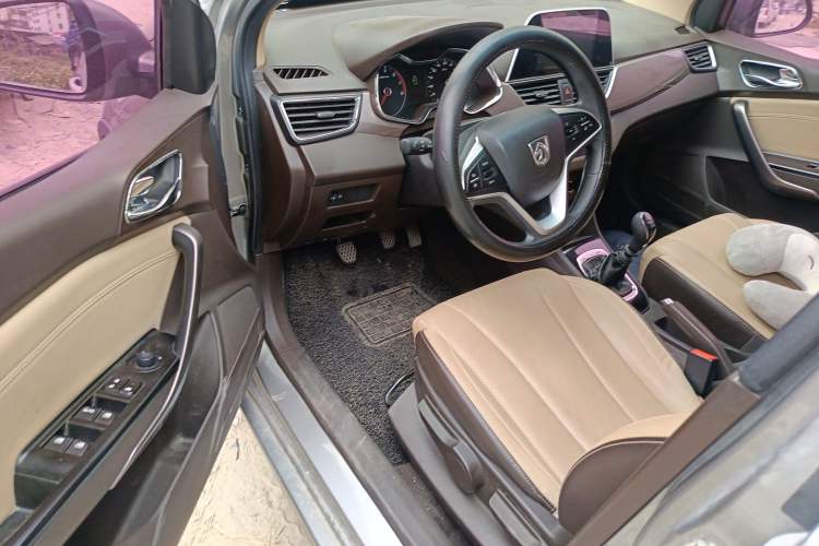 Used Baojun 310W 2017 1.5L Manual Fashion Model China V Driver Seat