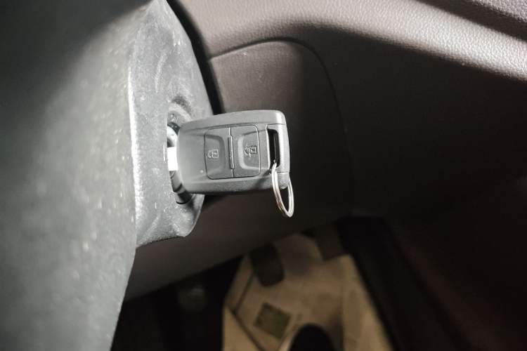 Used Wuling Hongguang V 2022 1.5L Jingqu Edition Enclosed-Window Vehicle with Electric Power Steering LAR Vehicle Key