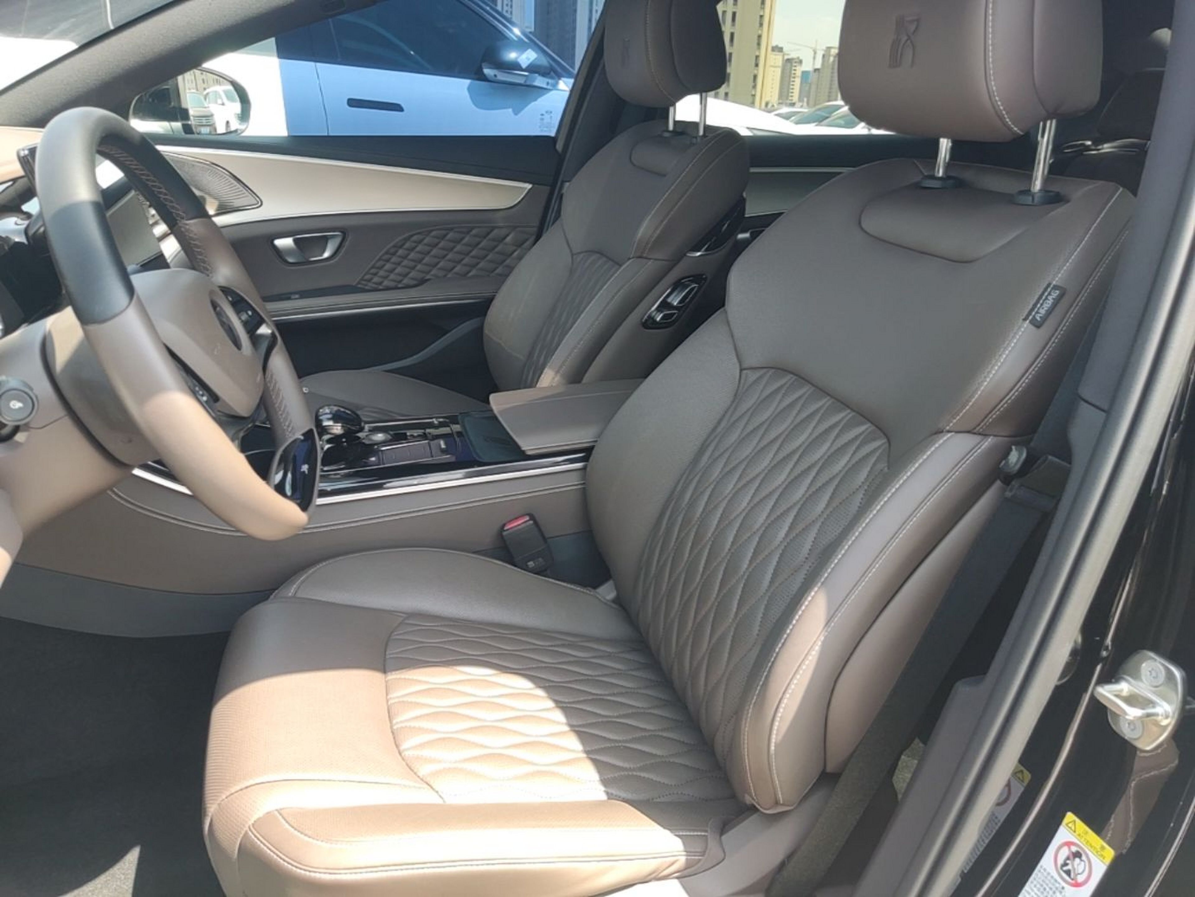 Переднее сиденье в автомобиле