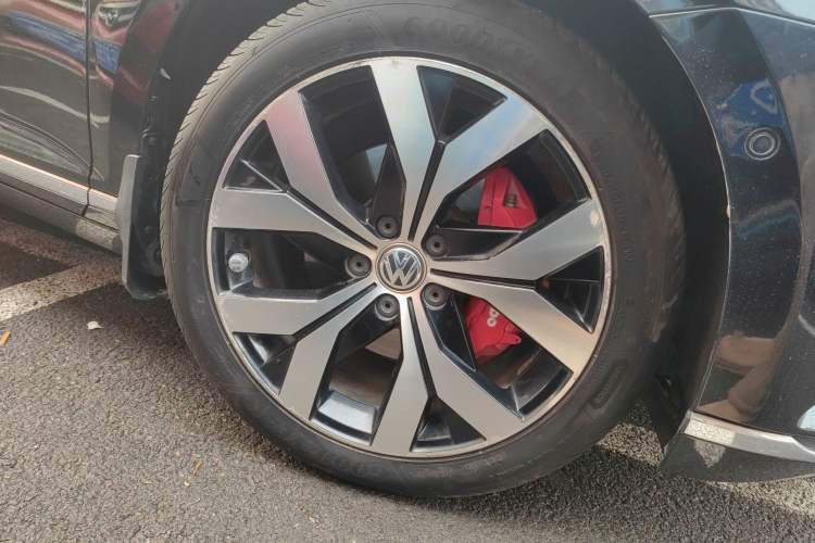 Used Volkswagen Magotan 2017 380TSI DSG Prestige Edition Right Front Wheel Hub