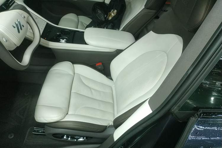 Used IM LS7 2023 90 kWh Elite Rear-Drive Version
