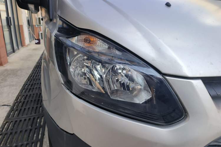 Used Ford Transit 2017 2.0T Diesel Multi-Purpose Commercial Vehicle Mid-Drive Mid-Roof China IV Standard
