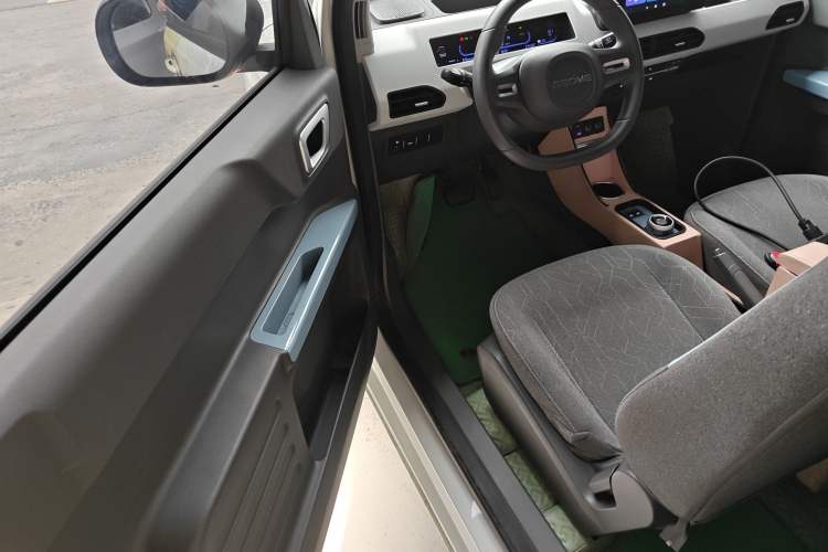 Used Geely Galaxy Panda 2023 Panda Mini 200km Endurance Bear Driver Seat