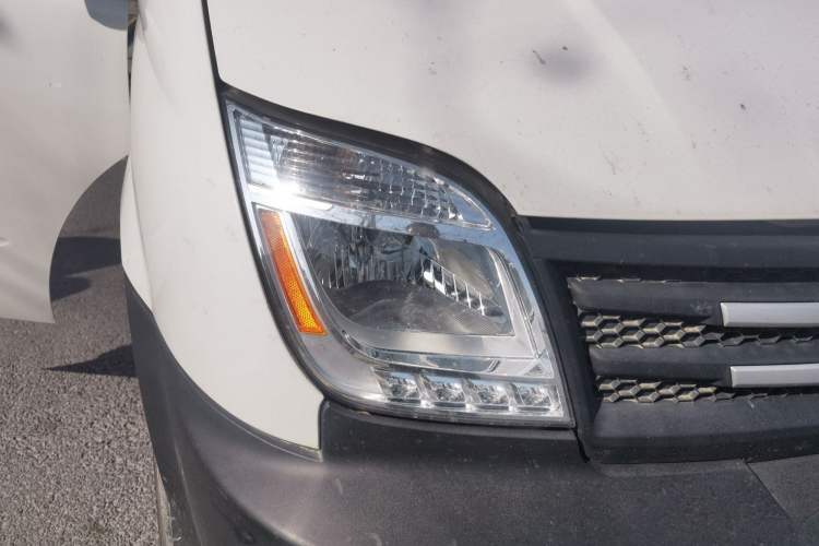 Used SAIC MAXUS Xintu V80 2019 2.5T Classic Model 6-Speed Manual Aotong Long Wheelbase Mid-Height 7-Seater