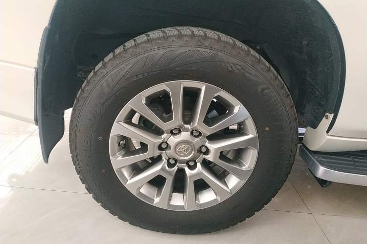 Used Toyota Prado 2019 3.5L Automatic TX-L Deluxe Edition with Rear-Mounted Spare Tire Right Rear Wheel Hub