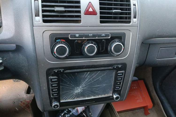 Used Volkswagen Touran 2013 1.4T Manual Fashion Edition 5 Seats Audio And AC Panel