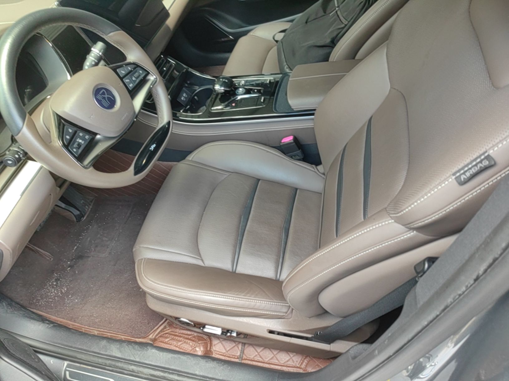 Vordere Reihe im Auto
