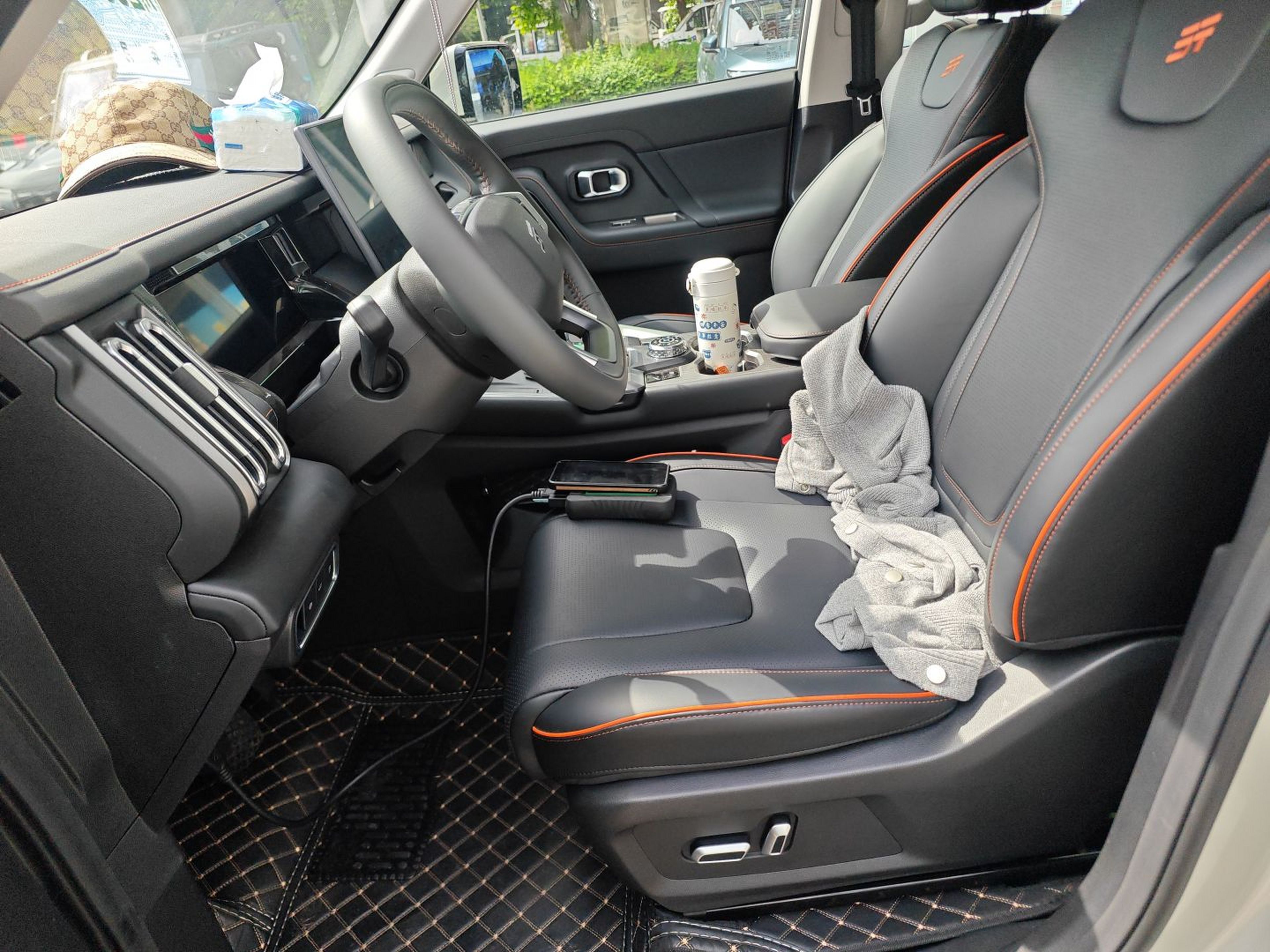 المقاعد الأمامية داخل السيارة